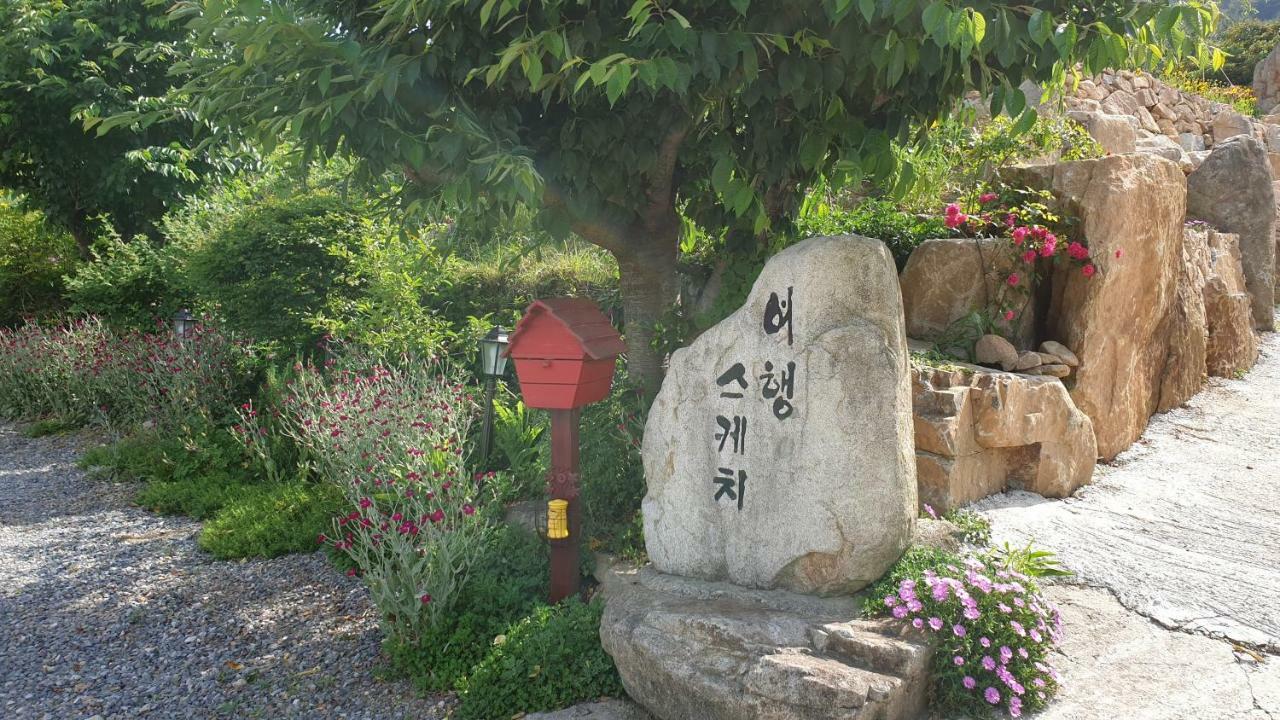 Travel Sketch Pension Geoje Bagian luar foto